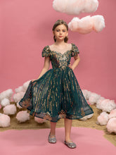 Tween-Mädchen-Partykleid mit Puffärmeln und grafischen Pailletten